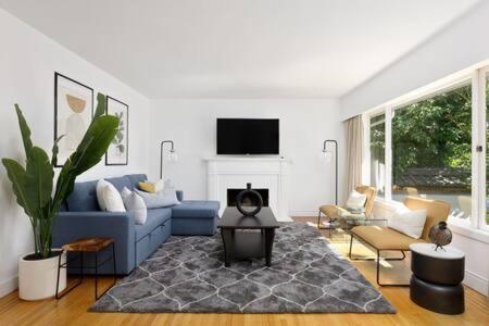 Spacious 3 bedroom property in North Vancouver view 3