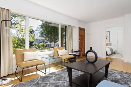 Spacious 3 bedroom property in North Vancouver view 5