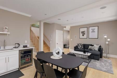 Stunning 3 bedroom Secondary Suite N Van