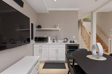 Stunning 3 bedroom Secondary Suite N Van