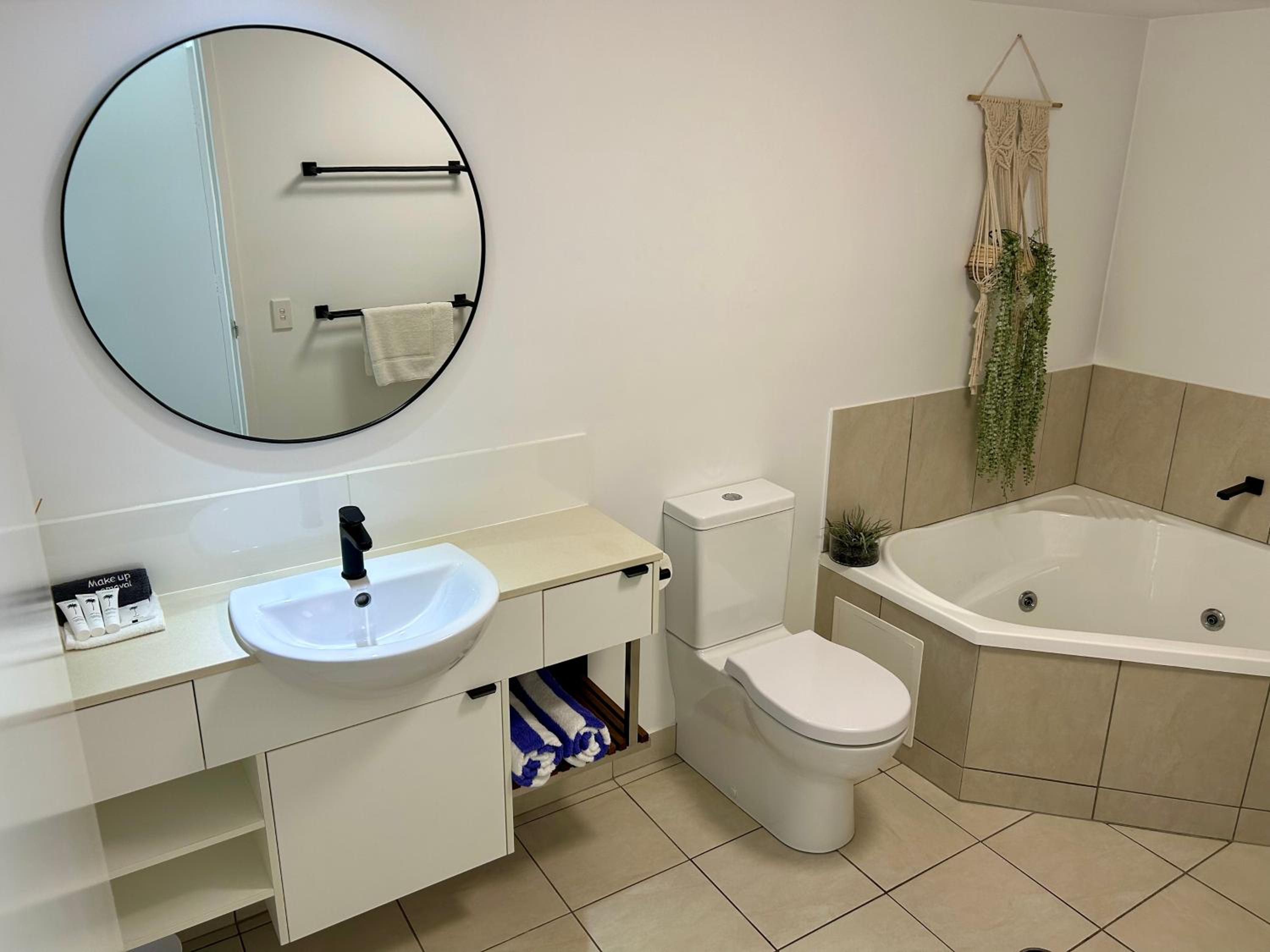Bargara Oceanfront Luxury Grd Flr Apartment