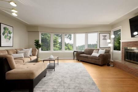 Large 3BR House w Free Parking in North Vancouver