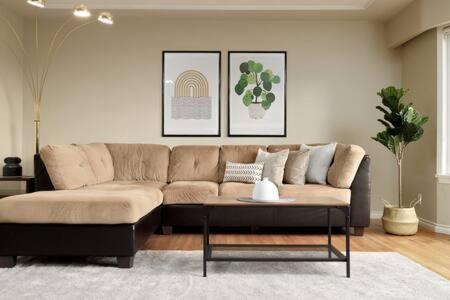 Large 3BR House w Free Parking in North Vancouver