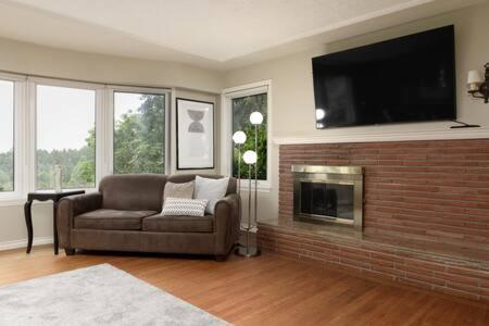 Large 3BR House w Free Parking in North Vancouver