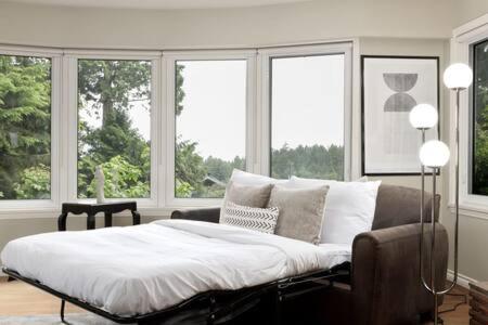 Large 3BR House w Free Parking in North Vancouver