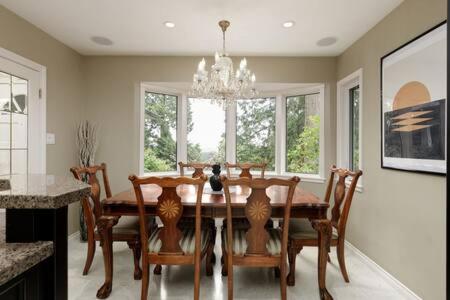 Large 3BR House w Free Parking in North Vancouver