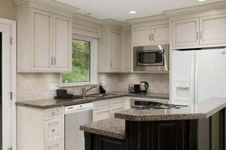 Large 3BR House w Free Parking in North Vancouver