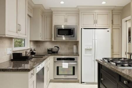 Large 3BR House w Free Parking in North Vancouver