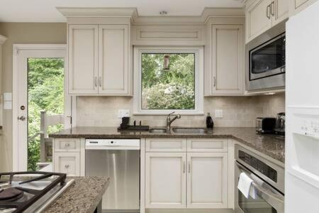 Large 3BR House w Free Parking in North Vancouver