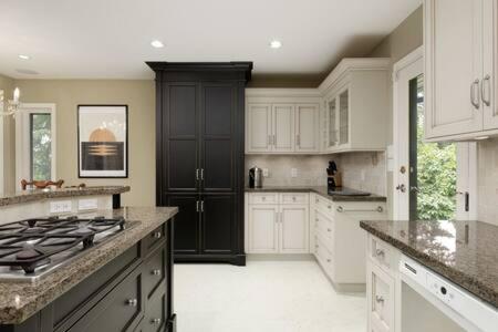 Large 3BR House w Free Parking in North Vancouver
