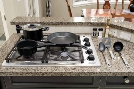 Large 3BR House w Free Parking in North Vancouver