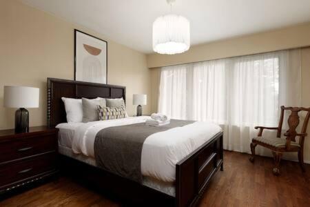 Large 3BR House w Free Parking in North Vancouver