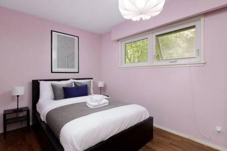 Large 3BR House w Free Parking in North Vancouver