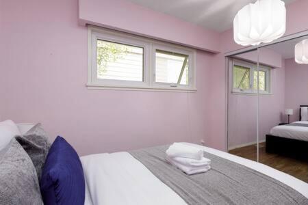 Large 3BR House w Free Parking in North Vancouver