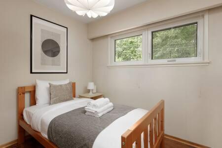 Large 3BR House w Free Parking in North Vancouver