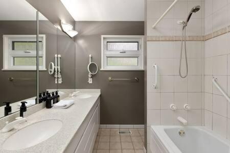 Large 3BR House w Free Parking in North Vancouver