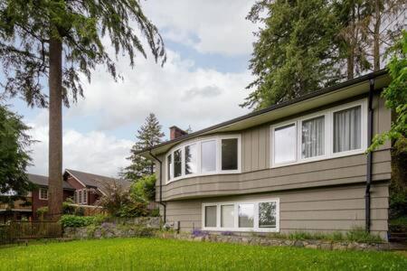 Large 3BR House w Free Parking in North Vancouver