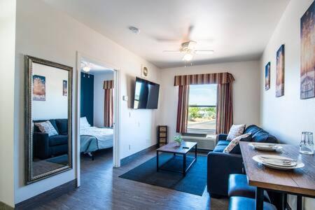 Vistas 201- Modern Sierra Vista 1bd great location view 2