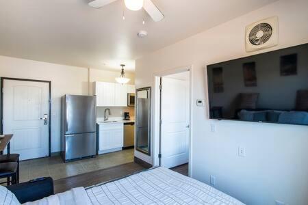 Vistas 201- Modern Sierra Vista 1bd great location view 4