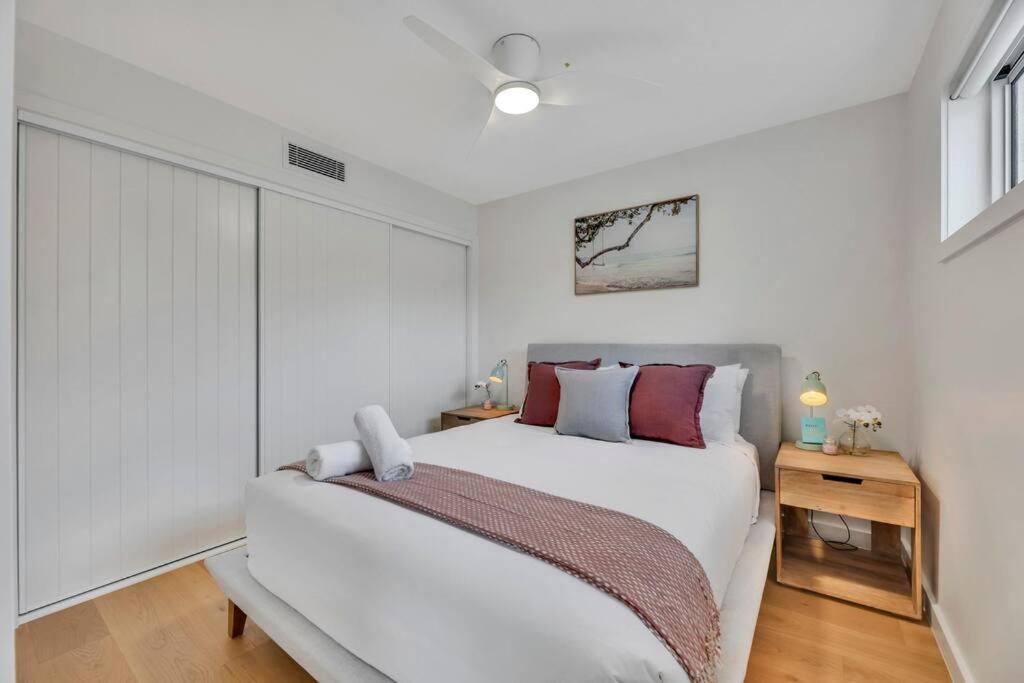 Tugun Retreat Sleeps 10 Walk to beach and shops