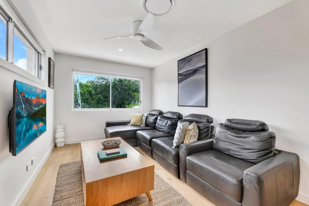 Tugun Retreat Sleeps 10 Walk to beach and shops