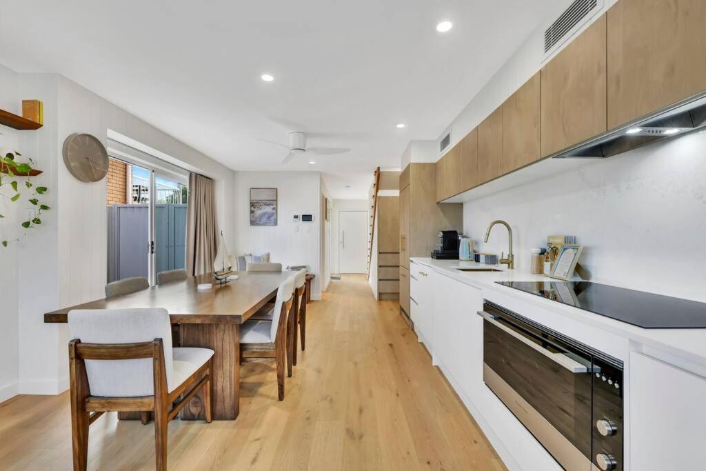Tugun Retreat Sleeps 10 Walk to beach and shops