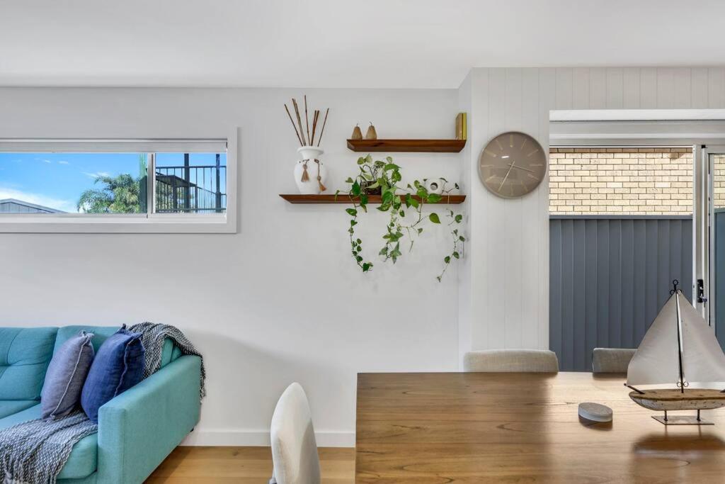 Tugun Retreat Sleeps 10 Walk to beach and shops
