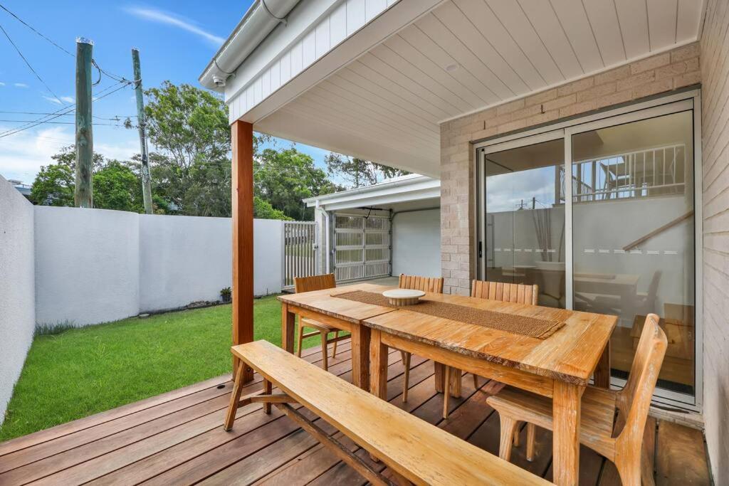 Tugun Retreat Sleeps 10 Walk to beach and shops