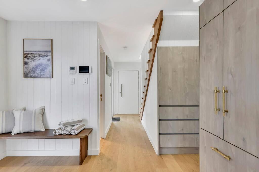 Tugun Retreat Sleeps 10 Walk to beach and shops
