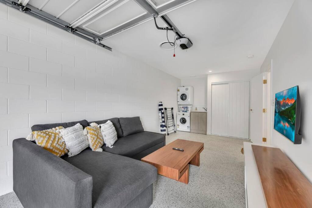 Tugun Retreat Sleeps 10 Walk to beach and shops