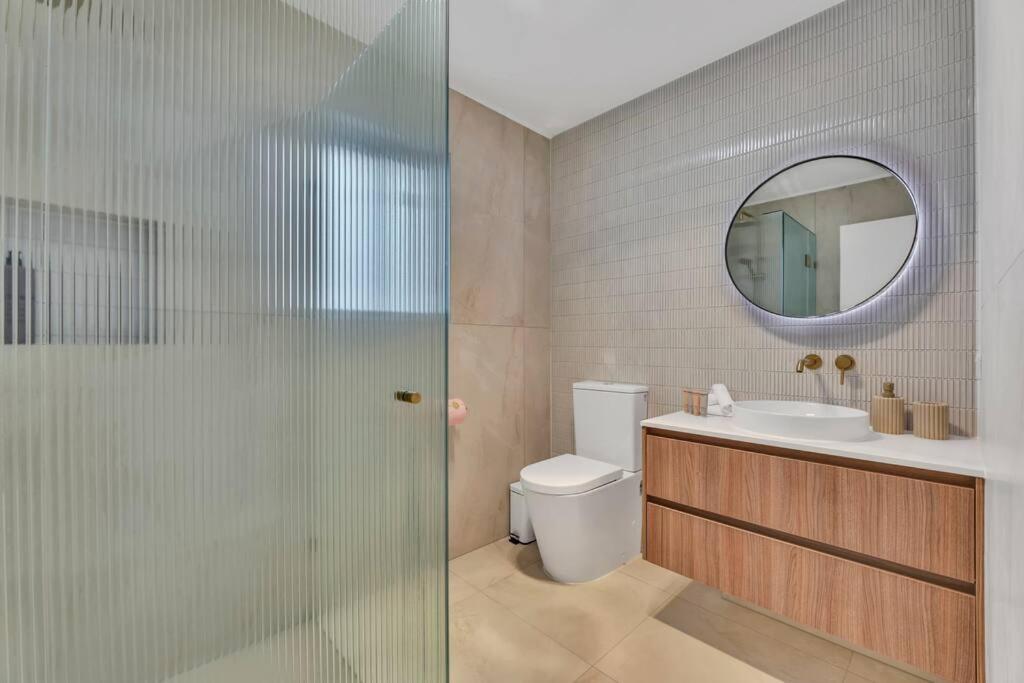 Tugun Retreat Sleeps 10 Walk to beach and shops