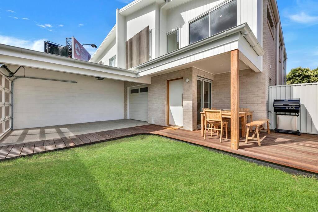 Tugun Retreat Sleeps 10 Walk to beach and shops