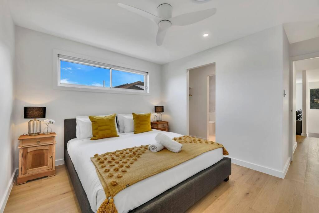 Tugun Retreat Sleeps 10 Walk to beach and shops