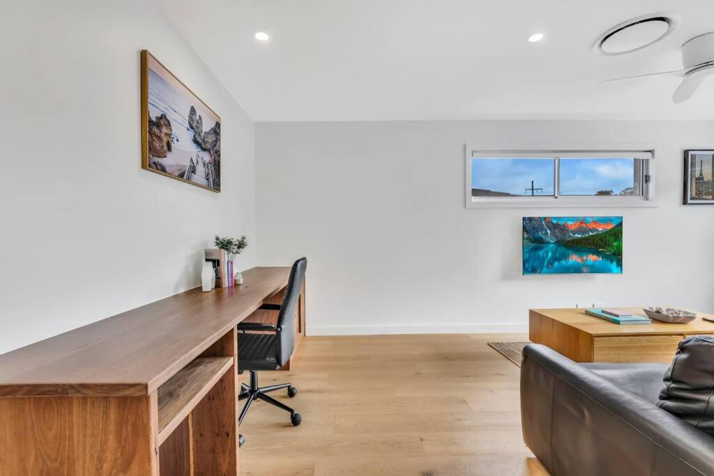 Tugun Retreat Sleeps 10 Walk to beach and shops