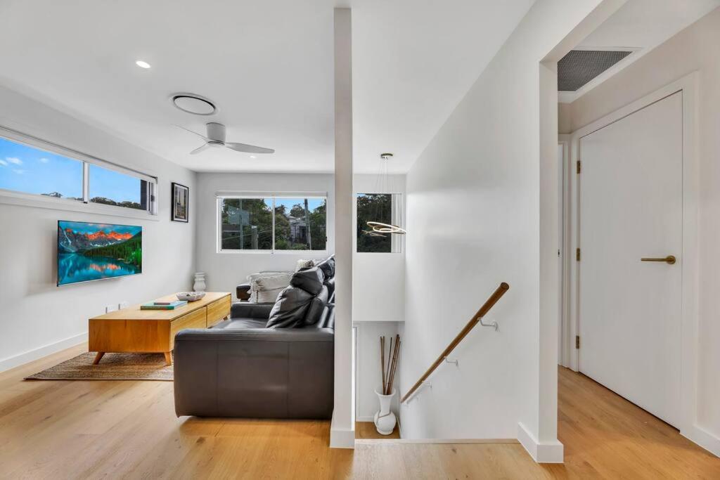Tugun Retreat Sleeps 10 Walk to beach and shops