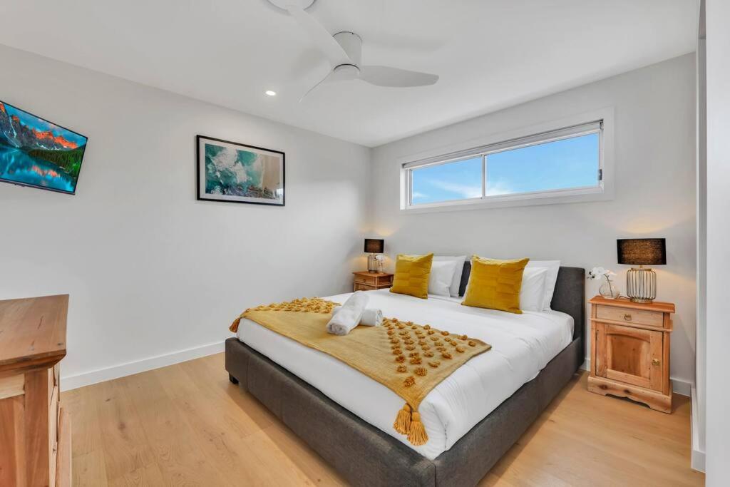 Tugun Retreat Sleeps 10 Walk to beach and shops