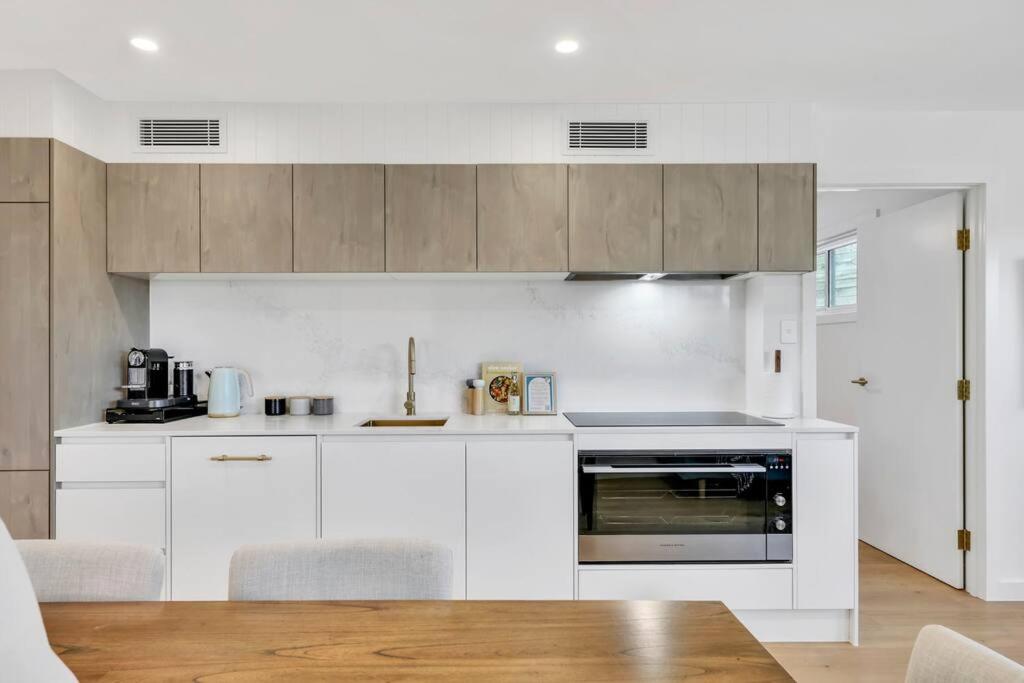Tugun Retreat Sleeps 10 Walk to beach and shops