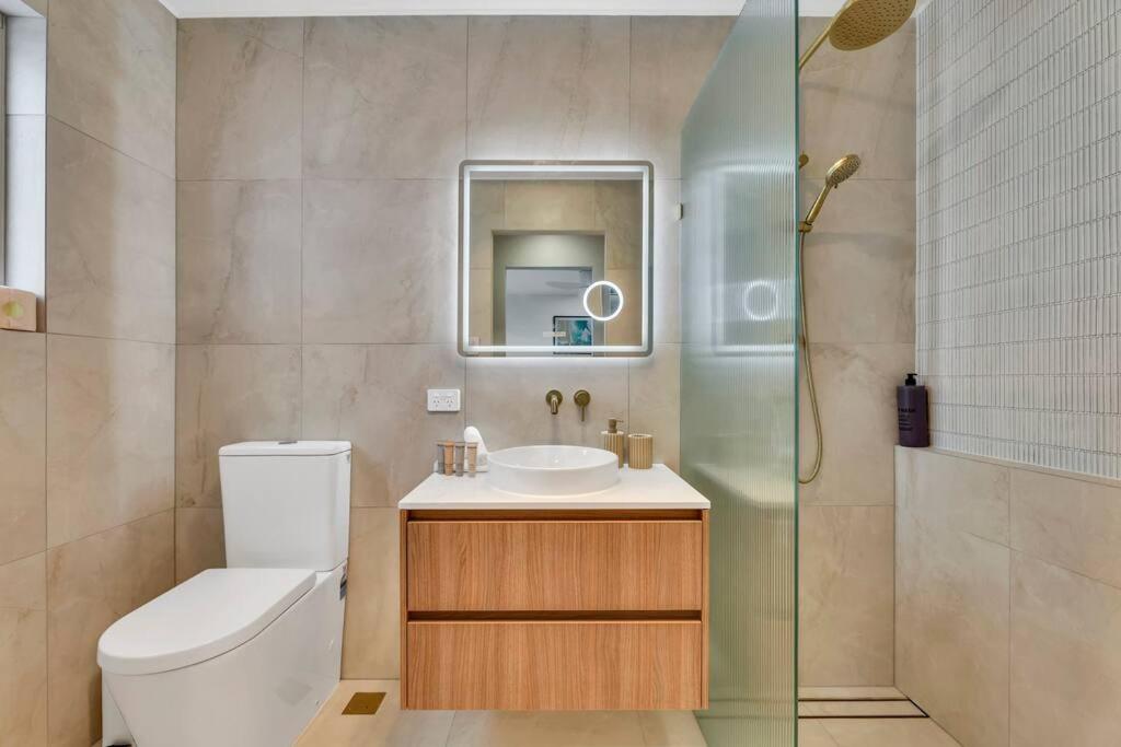 Tugun Retreat Sleeps 10 Walk to beach and shops