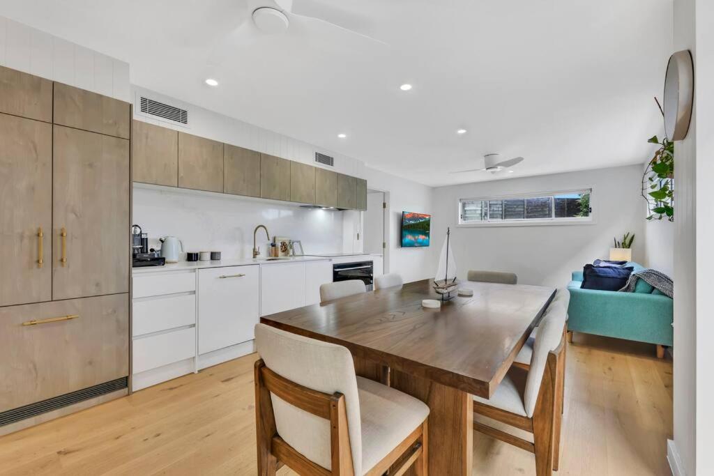 Tugun Retreat Sleeps 10 Walk to beach and shops