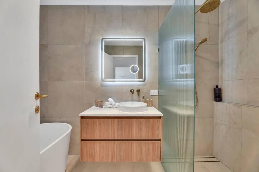 Tugun Retreat Sleeps 10 Walk to beach and shops