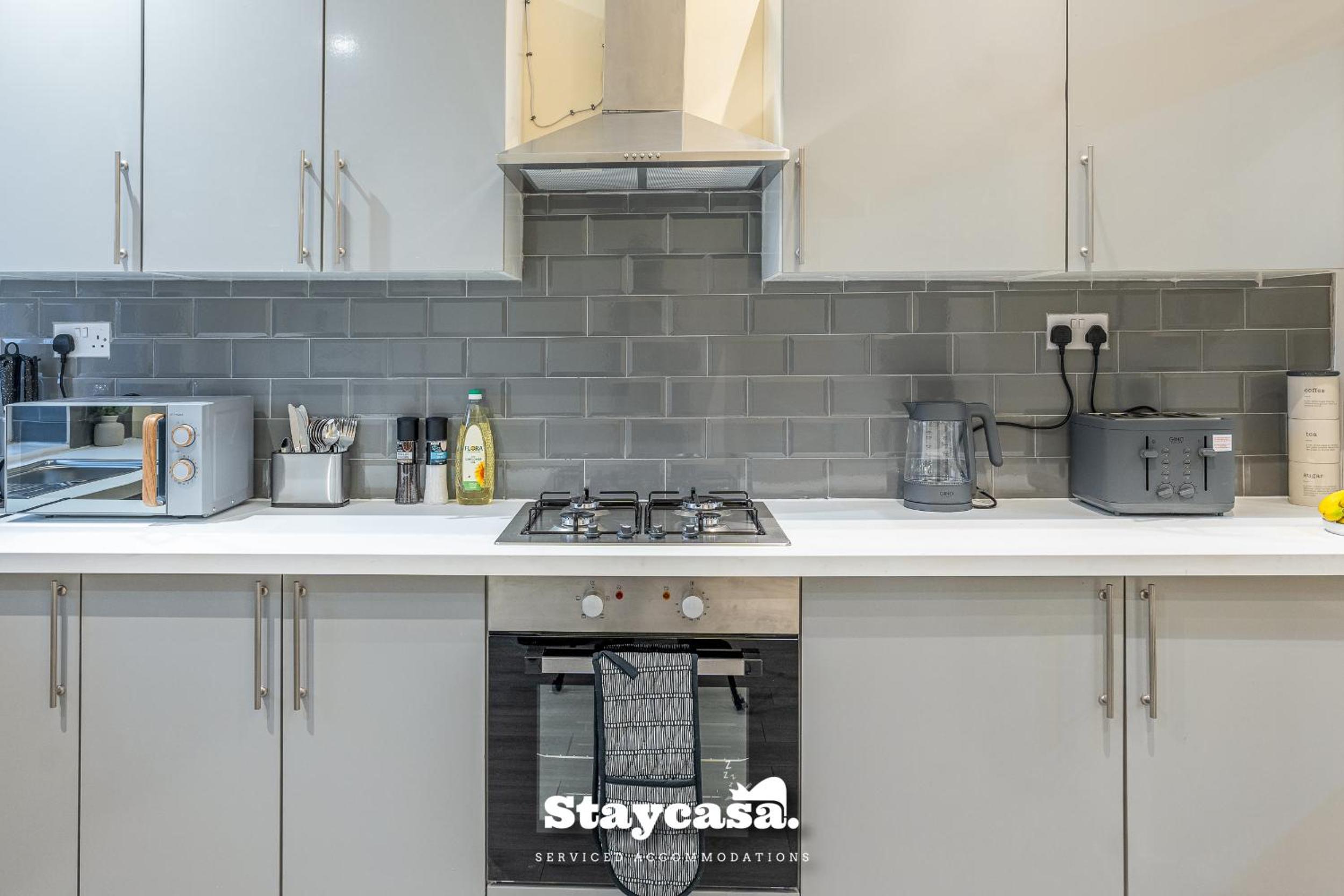 Urban Comfort 4-bed House - Free Wi-fi & Parking photo 2