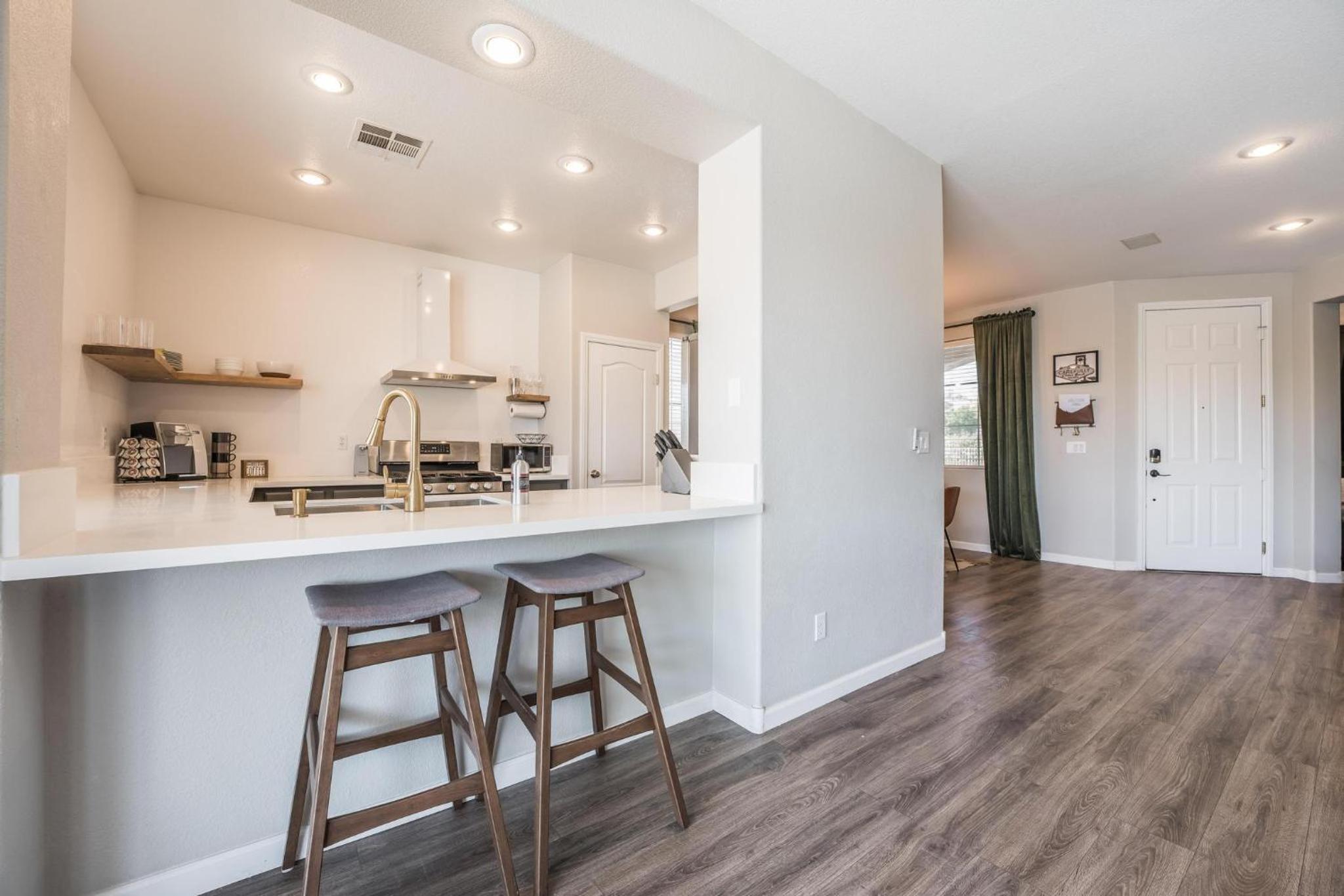 Vegas-Style Desert Luxury: Themed Bedrooms, Game Room, Fire Pit & Jacuzzi. Only 20 min to the Strip! view 5