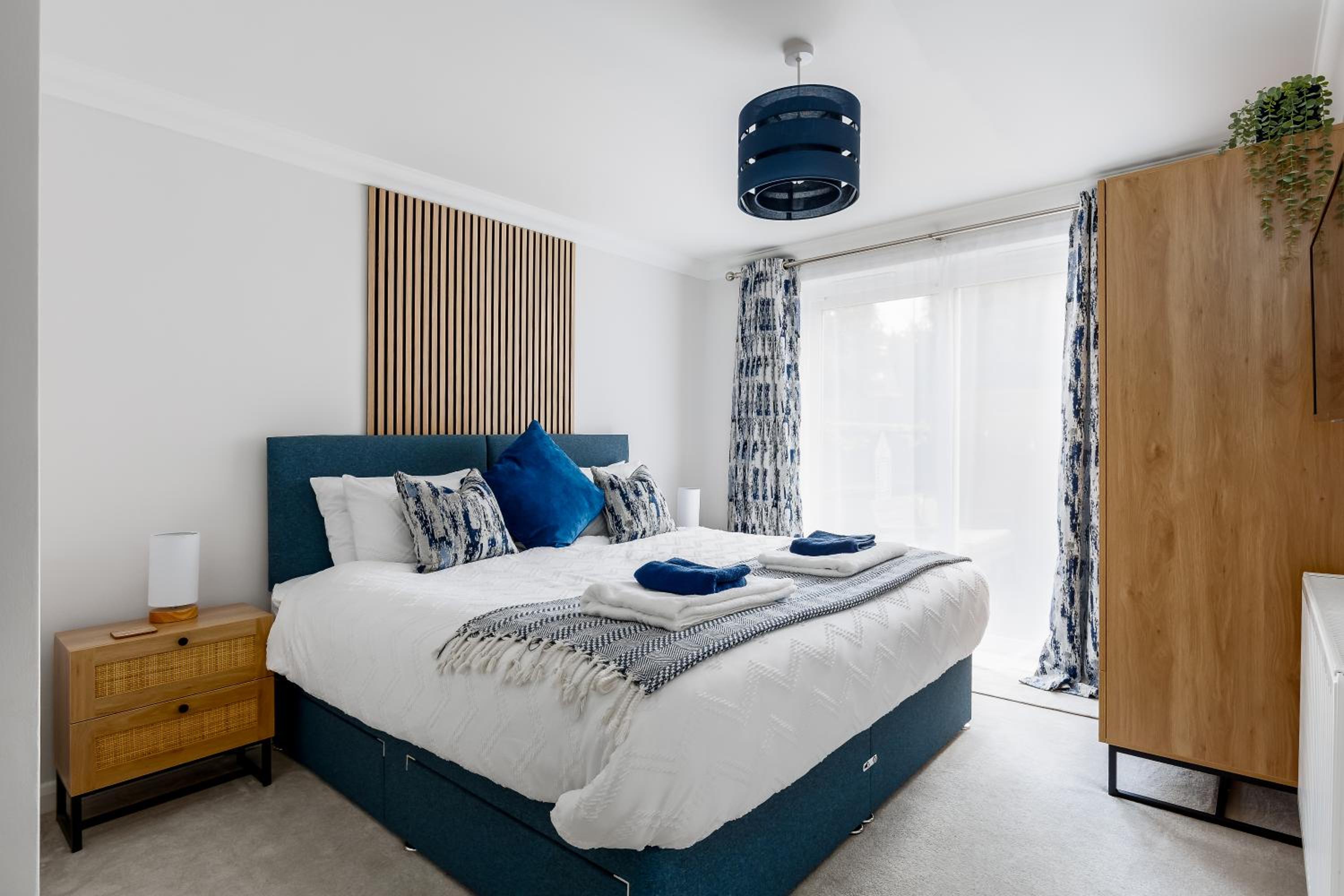 Modern, comfy Town centre gem, near beach, parking view 5