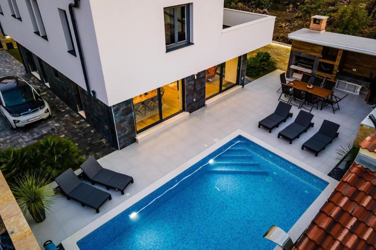 Villa Lisa by Belmont Realty view 4