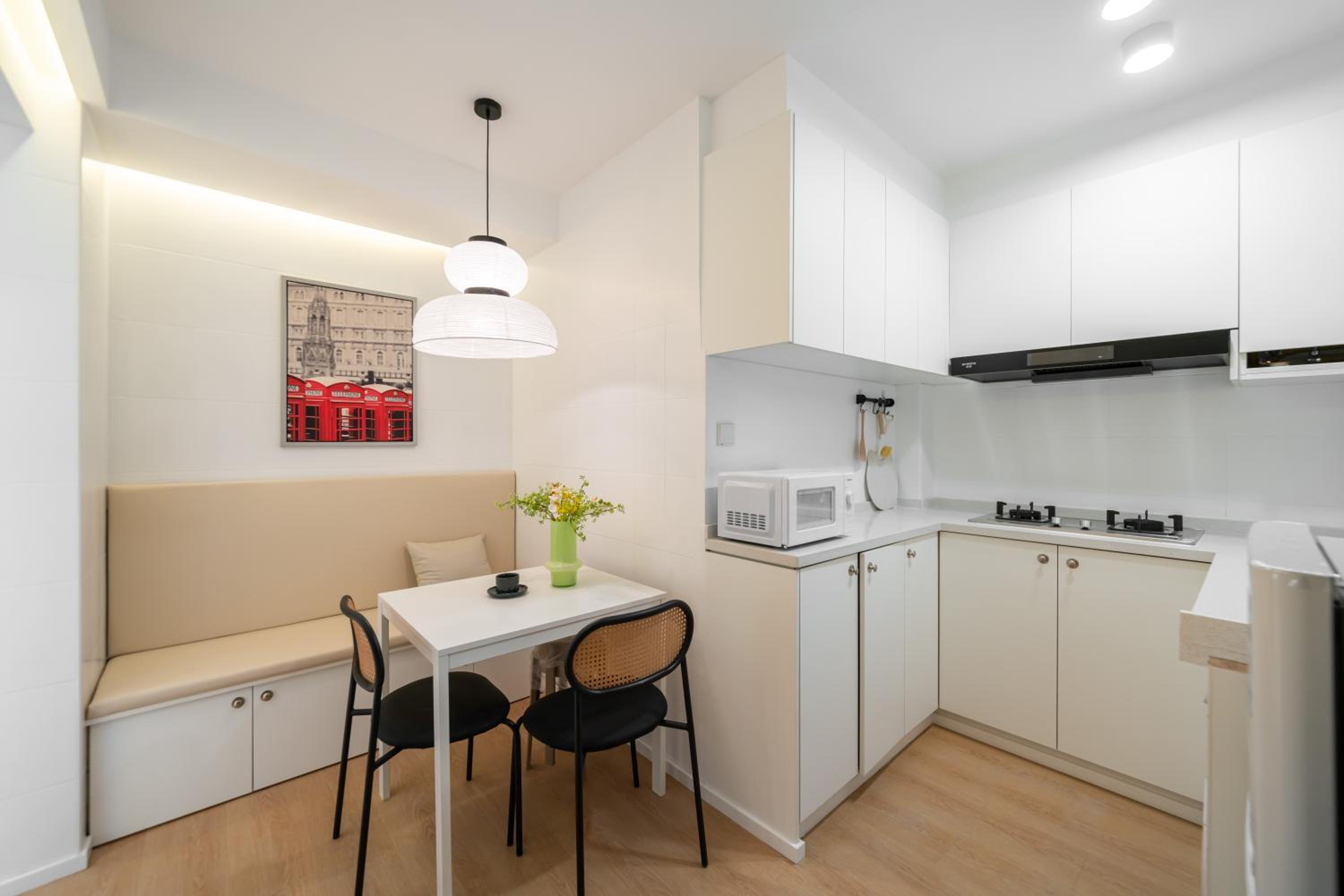 Yi Du Home with City View-110m from Jiashan Rd Metro -Easy Reach to Tianzifang - Credit Cards Accepted