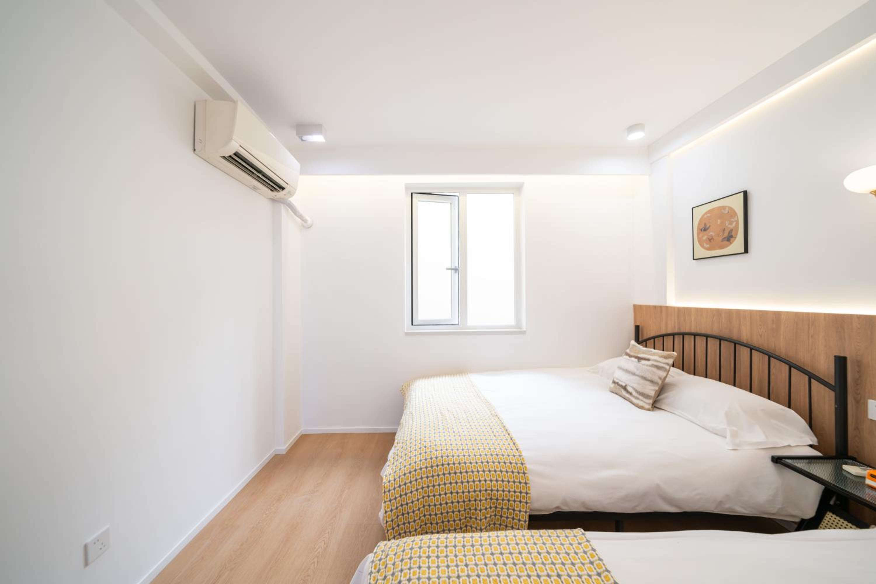 Yi Du Home with City View-110m from Jiashan Rd Metro -Easy Reach to Tianzifang - Credit Cards Accepted
