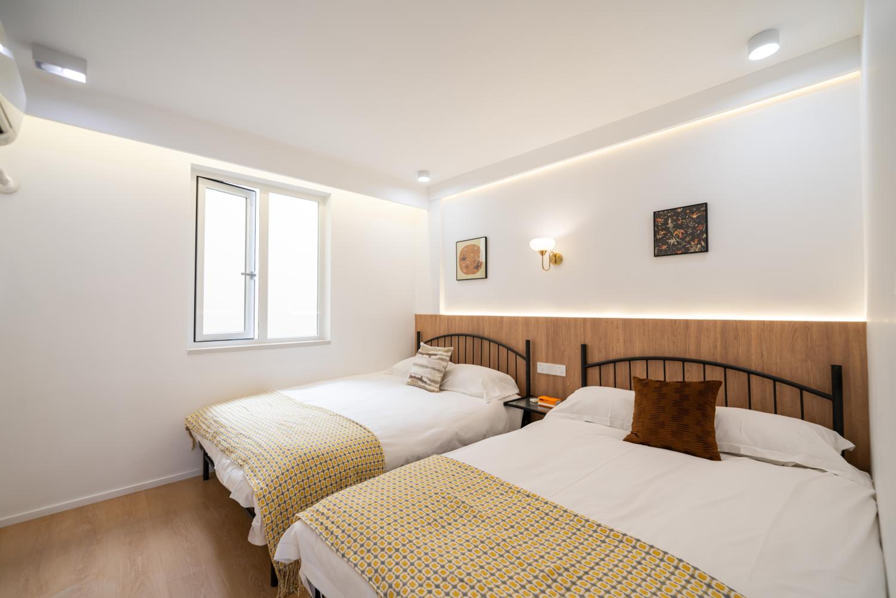 Yi Du Home with City View-110m from Jiashan Rd Metro -Easy Reach to Tianzifang - Credit Cards Accepted