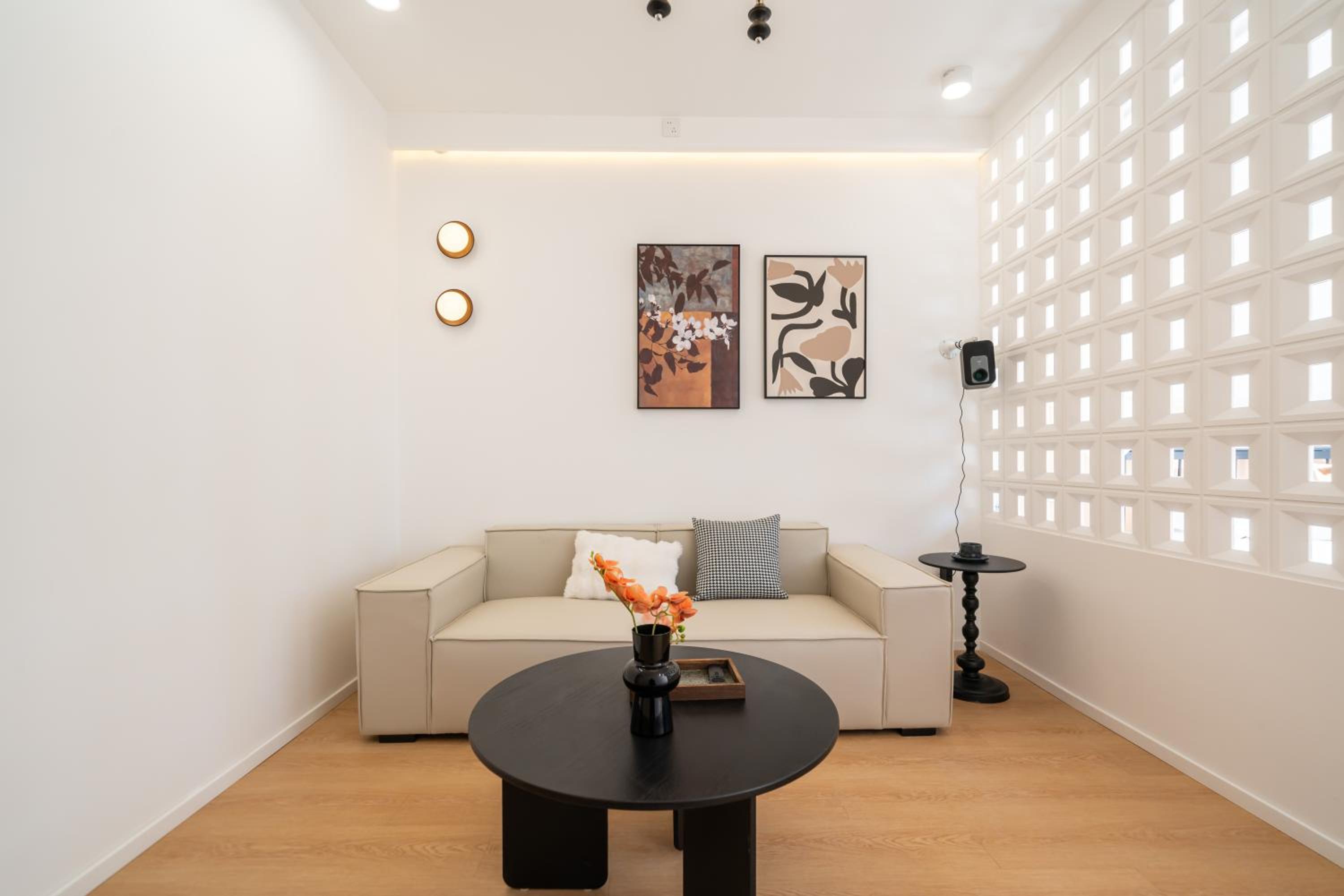 Yi Du Home with City View-110m from Jiashan Rd Metro -Easy Reach to Tianzifang - Credit Cards Accepted