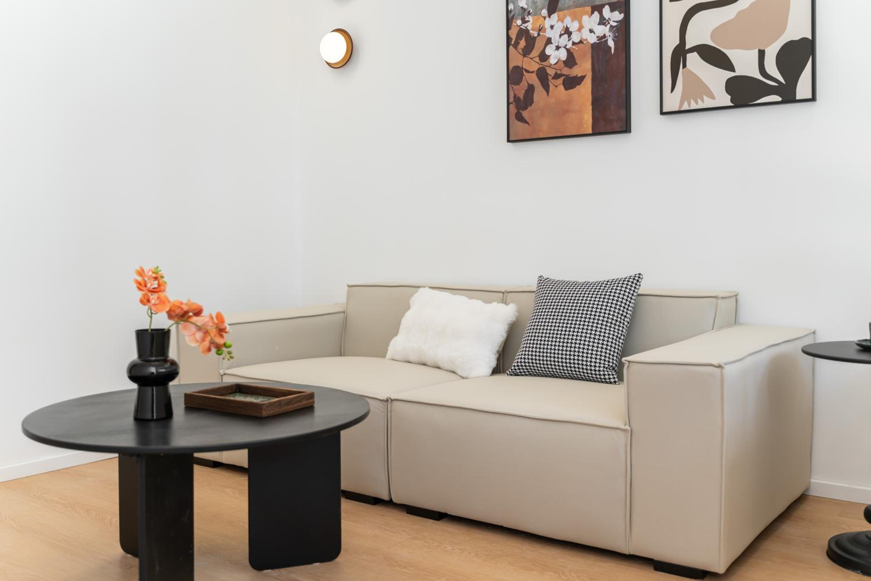 Yi Du Home with City View-110m from Jiashan Rd Metro -Easy Reach to Tianzifang - Credit Cards Accepted