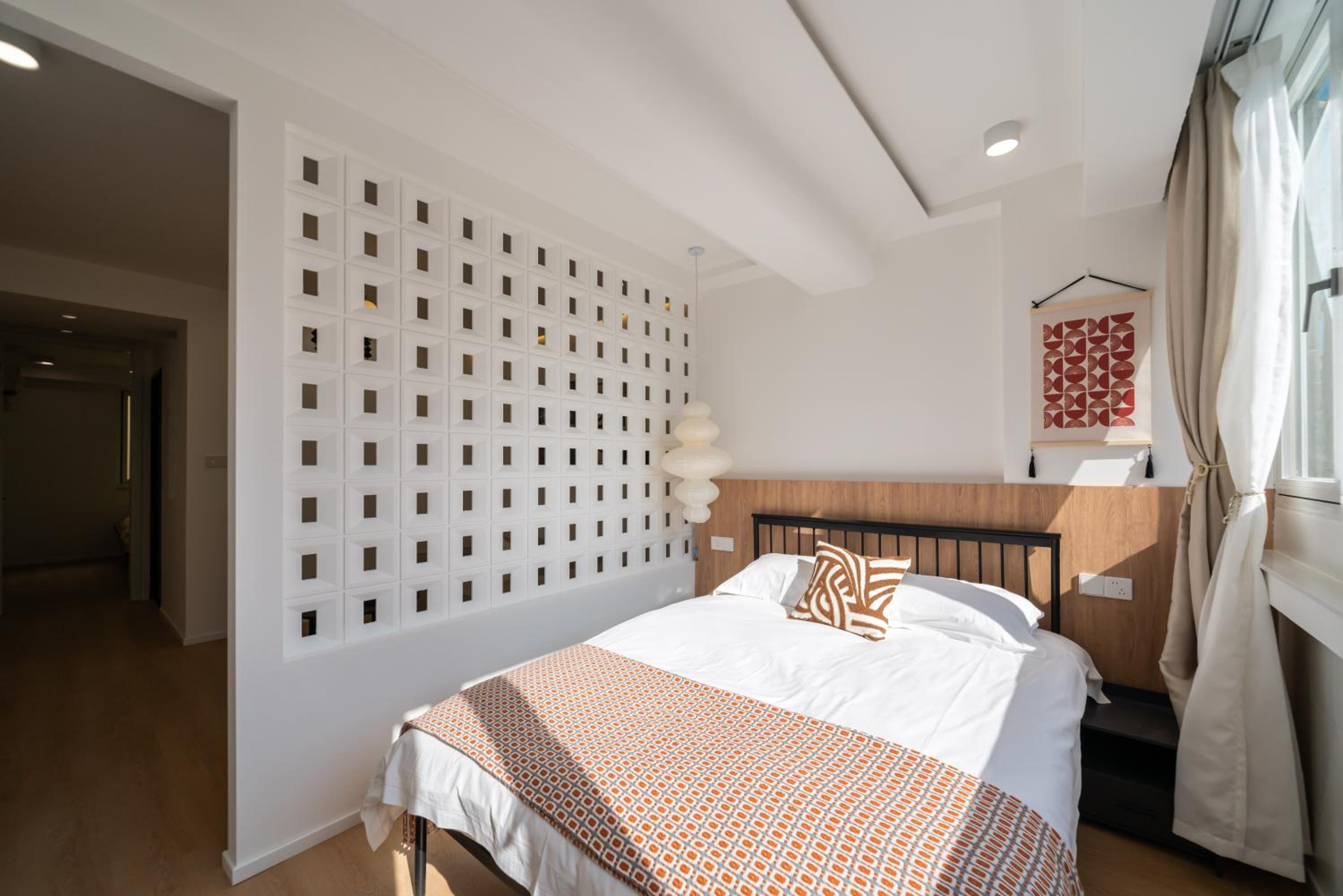 Yi Du Home with City View-110m from Jiashan Rd Metro -Easy Reach to Tianzifang - Credit Cards Accepted